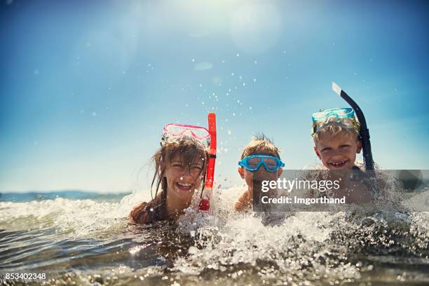 enfants s'amusant de la plongée avec masque et tuba dans la mer - children swimming photos et images de collection