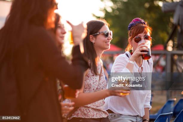 proeft bier in bierfestival - bier drinken stockfoto's en -beelden