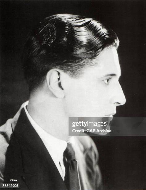 Photo of Ivor NOVELLO; posed, studio, head shot