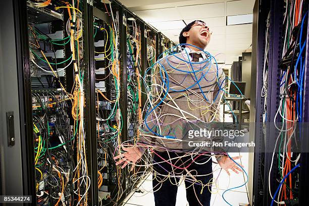 server room technician tangled and frustrated - embaraçado - fotografias e filmes do acervo