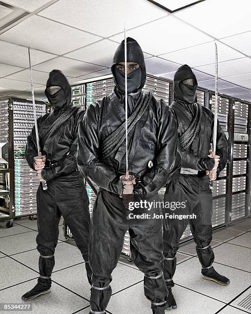 3 ninjas guarding server room - ninja warrior stock-fotos und bilder