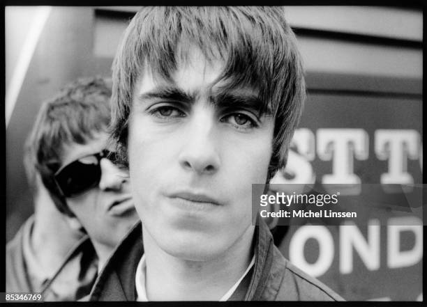Photo of Liam GALLAGHER and OASIS and Noel GALLAGHER, Liam Gallagher with Noel Gallagher behind - posed