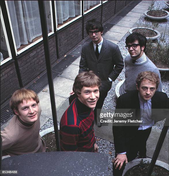 Photo of Paul JONES and MANFRED MANN, L-R: Mike Vickers, Paul Jones, Tom McGuinness , Manfred Mann , Mike Hugg - posed, group shot