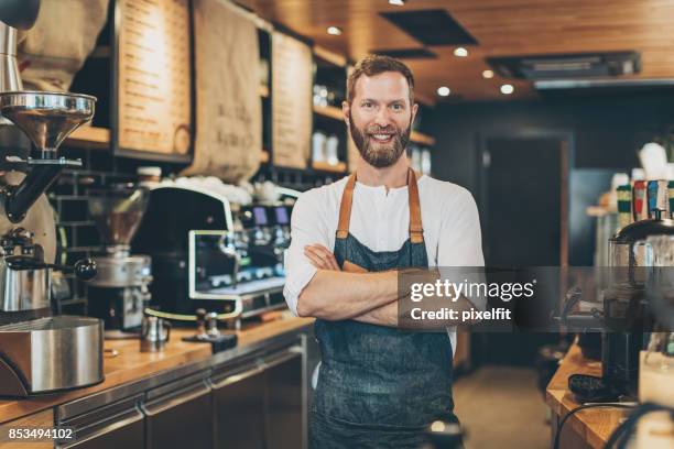 proprietario di una caffetteria felice - bartender foto e immagini stock