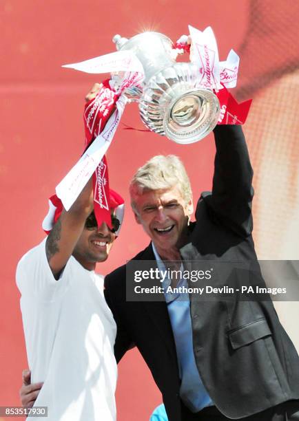 Arsenal's Theo Walcott and manager Arsene Wenger pose with the FA Cup outside the Emirates Stadium during the FA Cup winners parade in London.