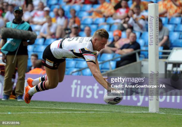 Bradford Bulls' Jamie Foster dives over to score a try during the First Utility Super League Magic Weekend match at the Etihad Stadium, Manchester.