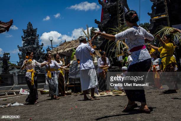 Balinese hindu worshipers perform ritual ceremony inside danger zones in Kubu village, on September 25, 2017 in Karangasem regency, Island of Bali,...