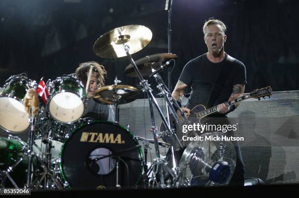 Photo of James HETFIELD and Dave LOMBARDO and METALLICA, Dave Lombardo and James Hetfield performing live onstage