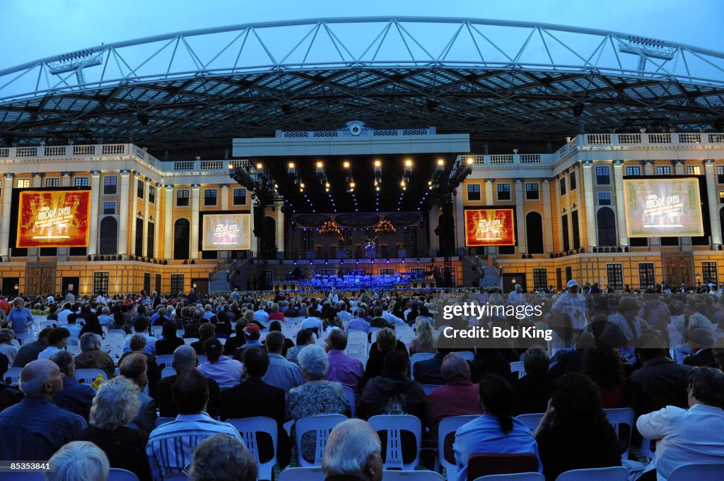 Andre Rieu Audience Photo of Andre RIEU, Audience watching the stage News Photo - Getty Images