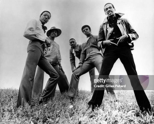 Photo of TEMPTATIONS and Dennis EDWARDS and Eddie KENDRICKS and Melvin FRANKLIN and Otis WILLIAMS and Paul WILLIAMS; Posed group portrait L-R Paul...
