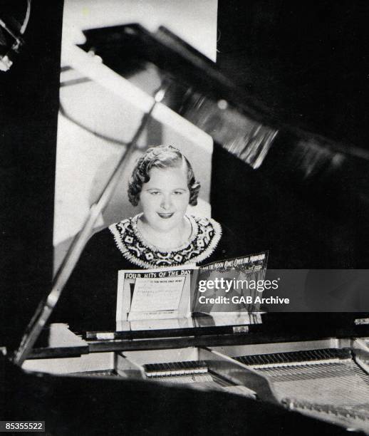 Photo of Kate SMITH, Portrait of Kate Smith at the piano - -