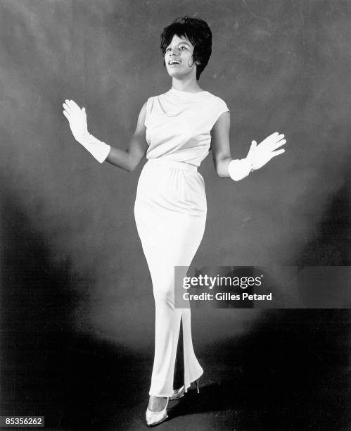 Photo of Brenda HOLLOWAY; Portrait studio portrait of Brenda Holloway, full length