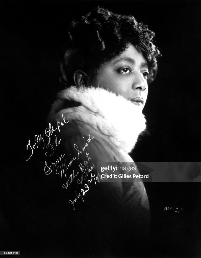 Photo of Mamie SMITH; Posed studio portrait of Mamie Smith News Photo