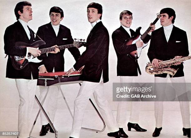 Photo of DAVE CLARK FIVE and Rick HUXLEY and Mike SMITH and Lenny DAVIDSON and Denis PAYTON and Dave CLARK; Posed group portrait L-R Rick Huxley,Dave...