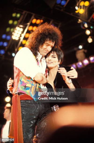 Photo of Liza MINELLI and Brian MAY and QUEEN, Brian May & Liza Minelli performing on stage at the Freddie Mercury Tribute concert