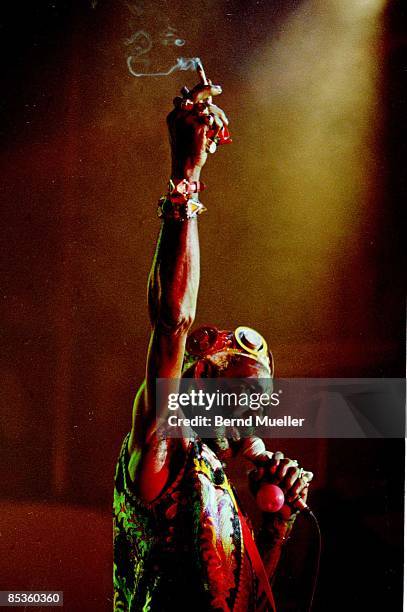 Photo of Lee PERRY; Lee "Scratch" Perry, The Godfather of Reggae,, mit Joint in Hand, Drogen- Verherrlichung, live in Concert, Kunstpark ost, in...