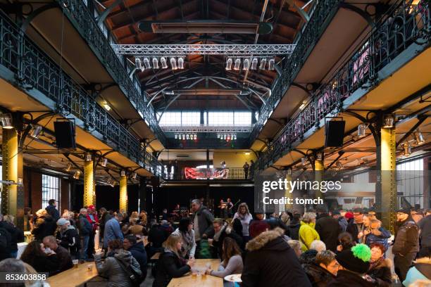 la gente beve e balla nel mercato del pesce al coperto di amburgo. - fischmarkt hamburg foto e immagini stock