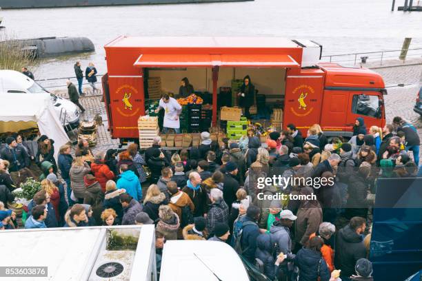 residenti locali e turisti nel mercato del pesce di amburgo. - fischmarkt hamburg foto e immagini stock