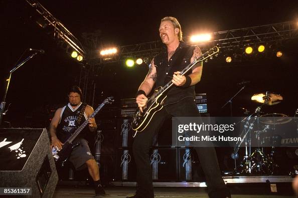 Photo of Robert TRUJILLO and James HETFIELD and METALLICA Photo of Robert TRUJILLO and James HETFIELD and METALLICA