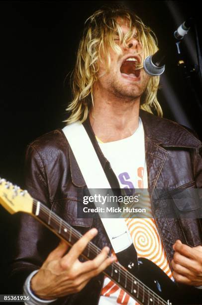 Photo of Kurt COBAIN and NIRVANA, Kurt Cobain performing live onstage