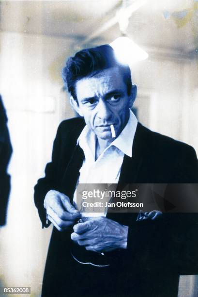 Photo of Johnny CASH, Portrait of Johnny Cash smoking cigarette