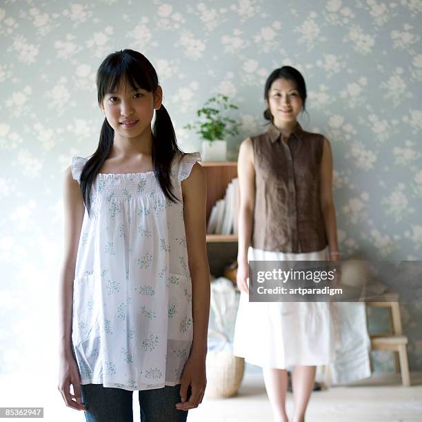 teenagegirl and her mother - preadolescent kind 個照片及圖片檔