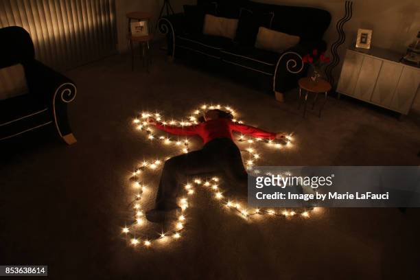 chalk outline christmas lights in the dark - dead female bodies stock pictures, royalty-free photos & images