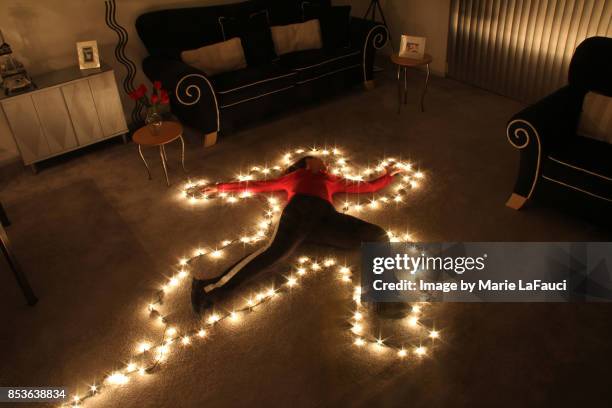 chalk outline christmas lights in the dark - christmas dark stockfoto's en -beelden