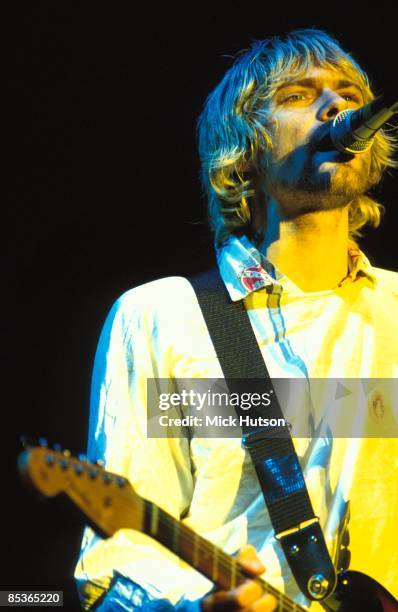 Photo of Kurt COBAIN and NIRVANA, Kurt Cobain performing live onstage