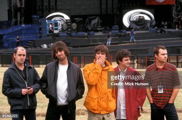 Photo of OASIS; L-R: Paul 'Bonehead' Arthurs, Liam Gallagher, Noel Gallagher, Paul 'Guigsy' McGuigan, Alan White - posed, group shot