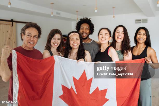 feliz de estar en canadá - inmigrante fotografías e imágenes de stock