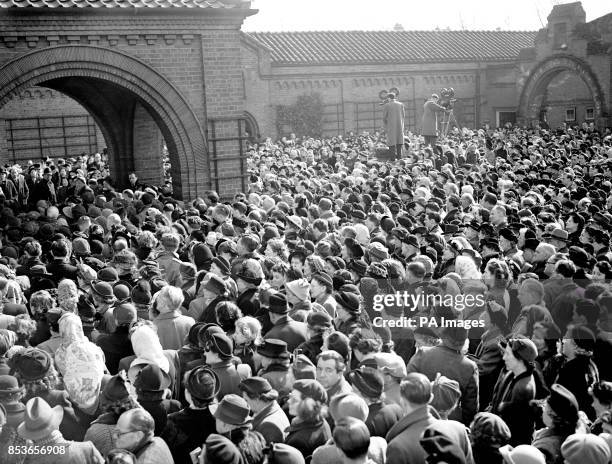 Crowds at Ivor Novello's funeral in Golders Green.