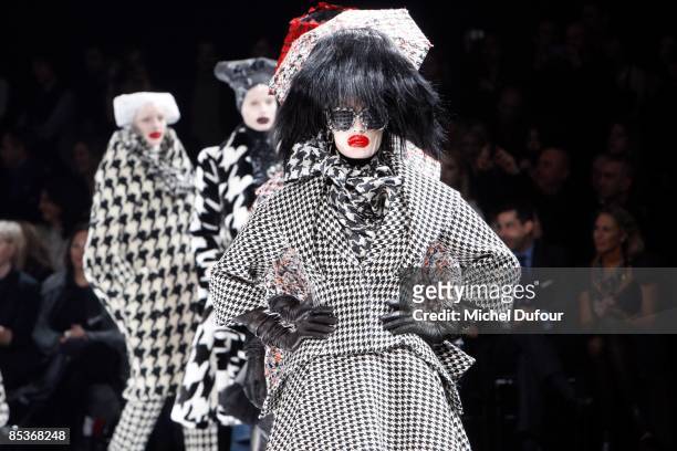 Models walk the runway at the Alexander McQueen Ready-to-Wear A/W 2009 fashion show during Paris Fashion Week at POPB on March 10, 2009 in Paris,...