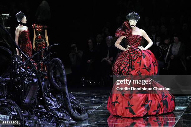 Models Walk the runwayat the Alexander McQueen Ready-to-Wear A/W 2009 fashion show during Paris Fashion Week at POPB on March 10, 2009 in Paris,...