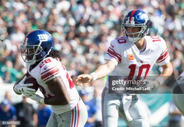 Eli Manning of the New York Giants hands the ball off to Paul Perkins against the Philadelphia Eagles at Lincoln Financial Field on September 24,...