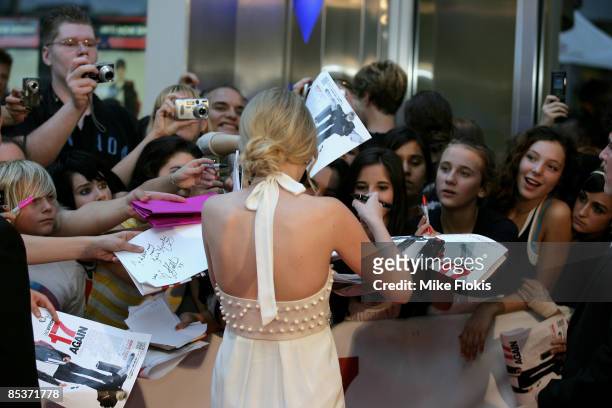 Singer Taylor Swift signs autographs at the Sydney premiere of "17 Again" at Hoyts Cinema at the Entertainment Quarter on March 11, 2009 in Sydney,...