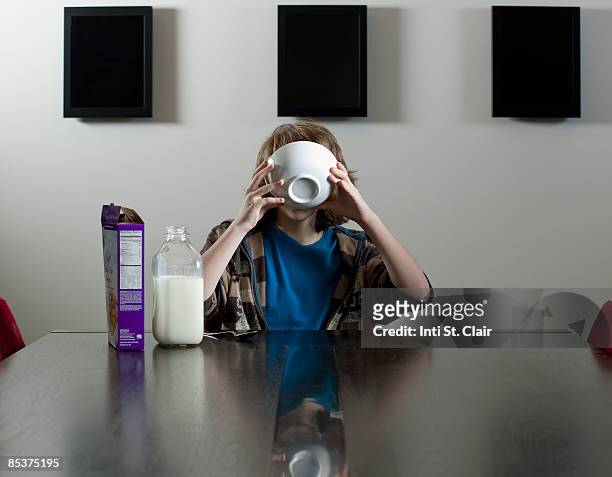 tween drinking milk cereal bowl - viso nascosto foto e immagini stock