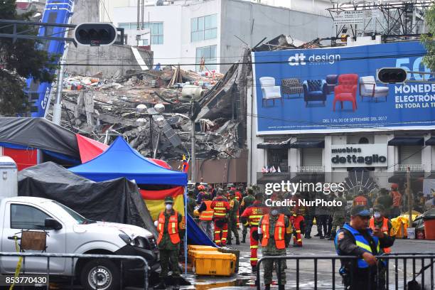 Internationals and Mexican Rescuers are seen continued rescue work with the hope finds bodies with life at Roma neighborhood on September 25, 2017 in...