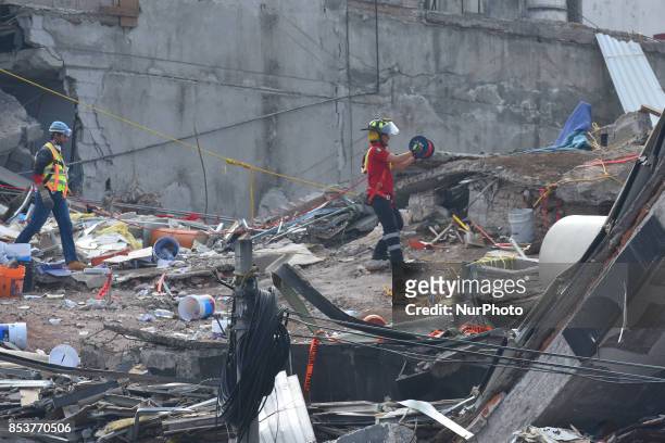 Internationals and Mexican Rescuers are seen continued rescue work with the hope finds bodies with life at Roma neighborhood on September 25, 2017 in...