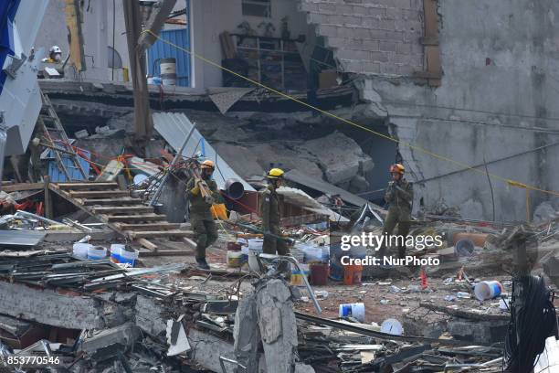 Internationals and Mexican Rescuers are seen continued rescue work with the hope finds bodies with life at Roma neighborhood on September 25, 2017 in...