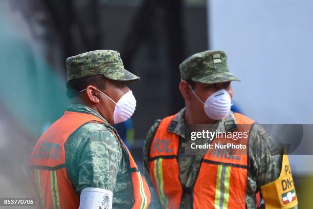 Internationals and Mexican Rescuers are seen continued rescue work with the hope finds bodies with life at Roma neighborhood on September 25, 2017 in...