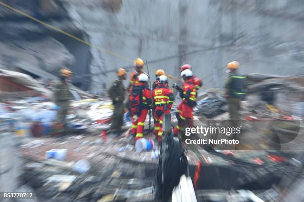 Internationals and Mexican Rescuers are seen continued rescue work with the hope finds bodies with life at Roma neighborhood on September 25, 2017 in...