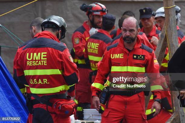 Internationals and Mexican Rescuers are seen continued rescue work with the hope finds bodies with life at Roma neighborhood on September 25, 2017 in...