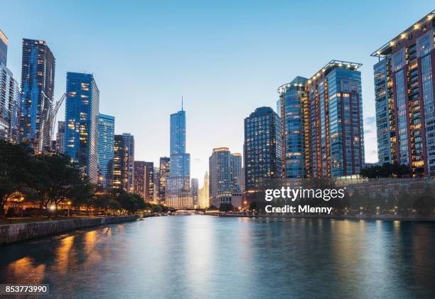 シカゴの川都市の景観トワイライト夕暮れ - trump international hotel & tower chicago ストックフォトと画像