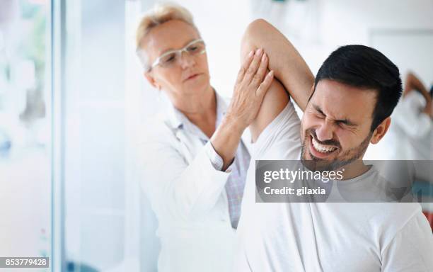 schouder problemen. - sports medicine stockfoto's en -beelden