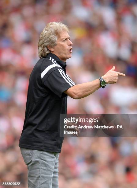 Benfica head coach Jorge Jesus gestures to his players from the touchline