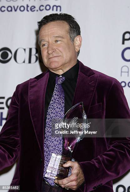 Robin Williams poses in the press room for the 35th Annual People's Choice Awards at The Shrine Auditorium on January 7, 2009 in Los Angeles,...