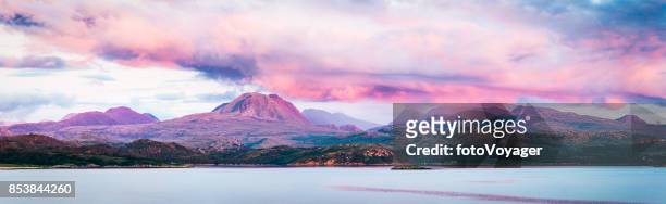 schotland zonsondergang lichte verhelderend torridon wester ross bergtoppen highlands - sutherland scotland stockfoto's en -beelden