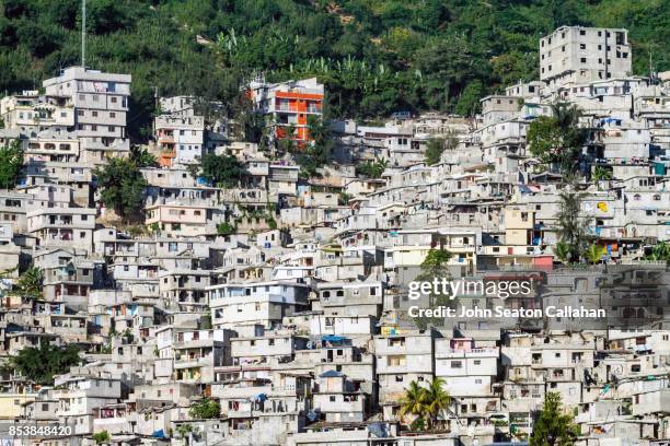 hillside housing in petionville - puerto príncipe fotografías e imágenes de stock