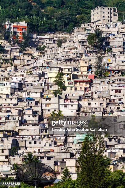 hillside housing in petionville - puerto príncipe fotografías e imágenes de stock